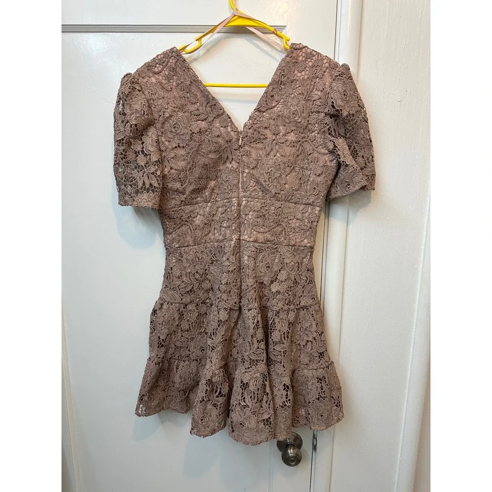 Dress The Population Hallie Lace Mini Dress Warm Taupe V-Neck Tiered M excellent